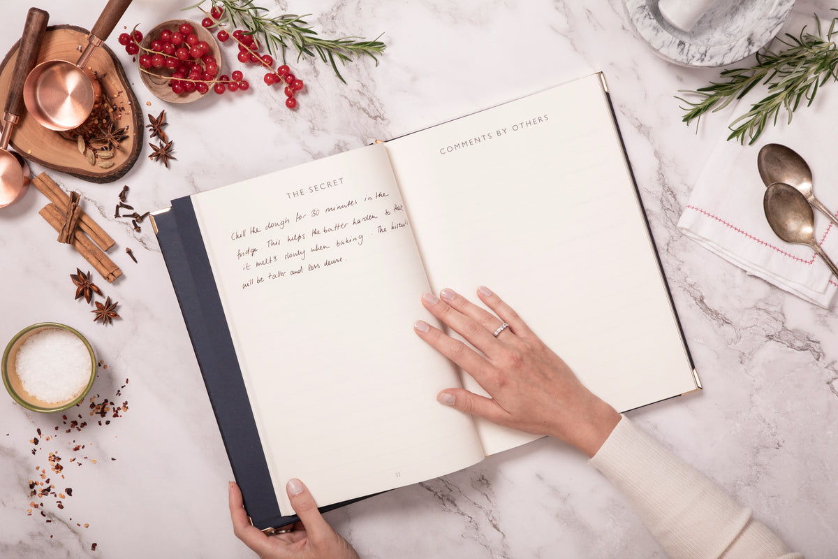 Livre de recettes ancestral en cuir bleu marine