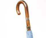 Klassischer hellblauer Regenschirm
