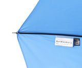 Klassischer hellblauer Regenschirm