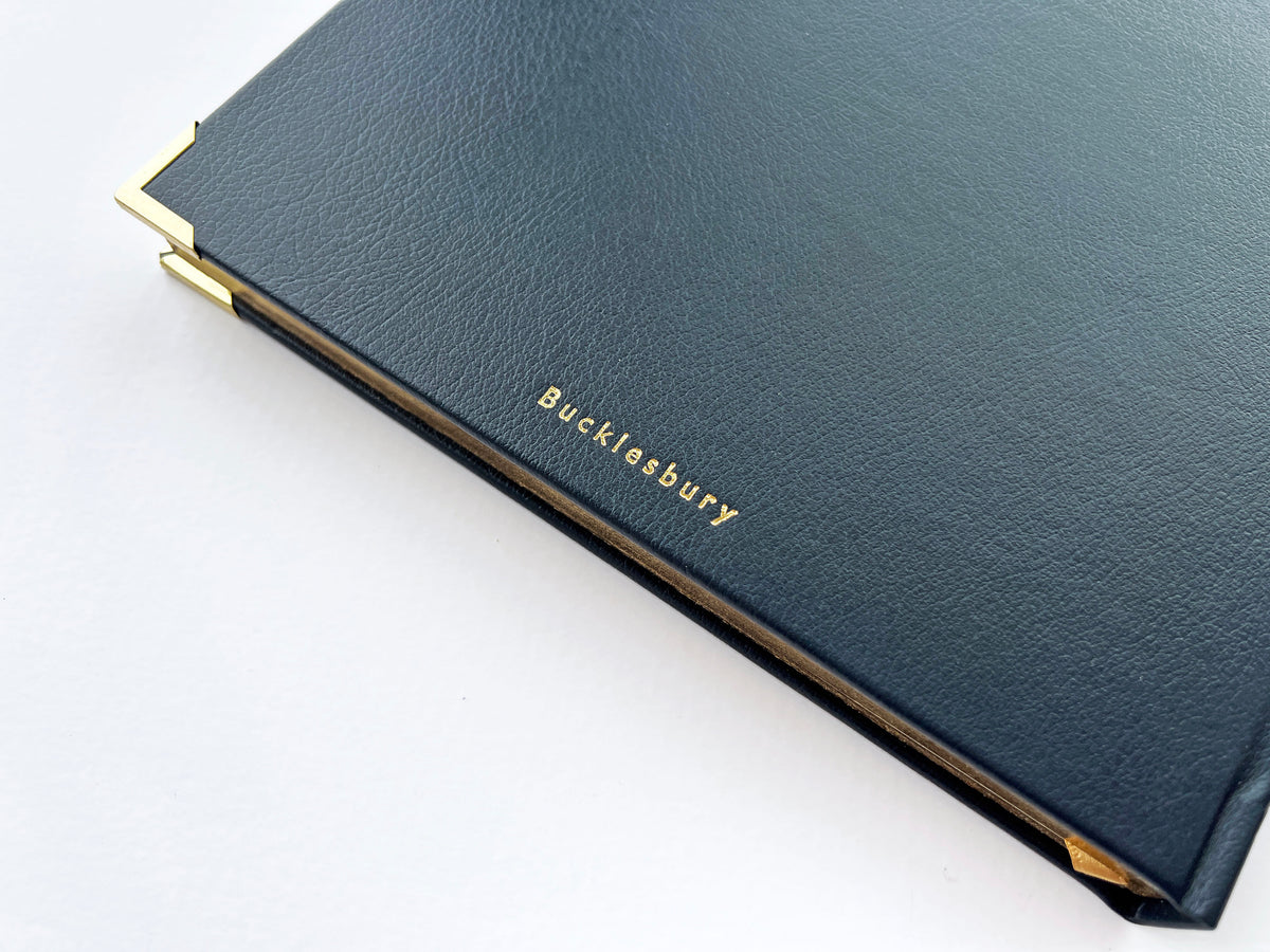 Livre de recettes ancestral en cuir bleu marine