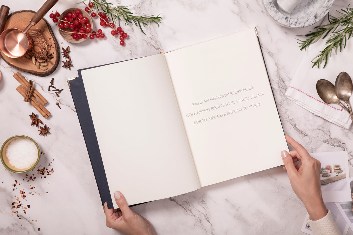 كتاب وصفات عائلية متوارثة من الجلد الأزرق الداكن