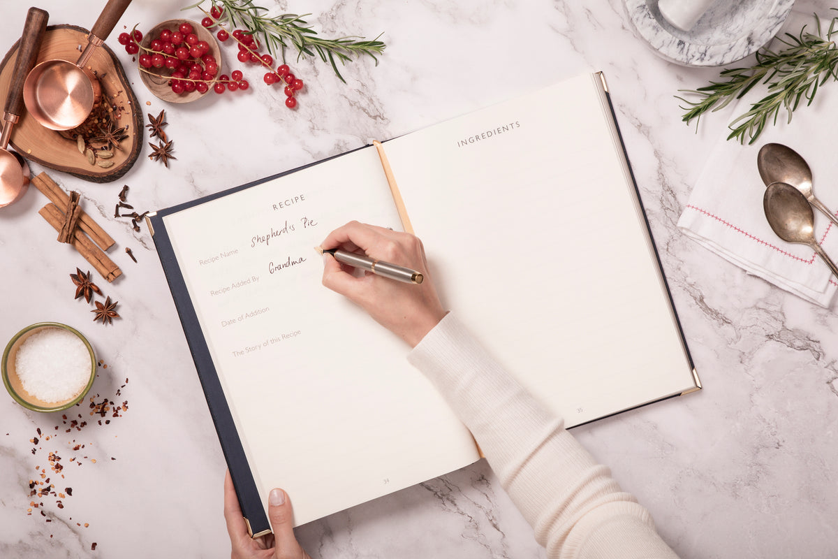 كتاب وصفات عائلية متوارثة من الجلد الأزرق الداكن