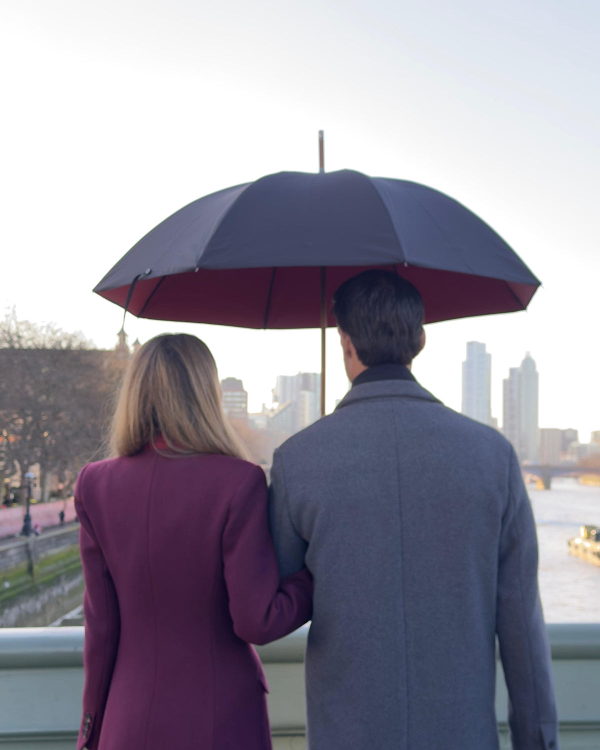 Parapluie noir classique en édition limitée avec doublure rouge
