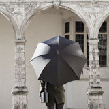 Klassischer schwarzer Regenschirm 