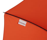 Klassischer orangefarbener Regenschirm